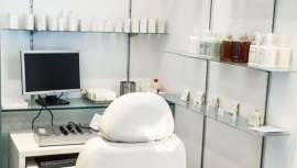 Ángela Navarro -conhecida como a cabeleireira de Cibeles- converteu-se numa autoridade no cabeleireiro oncológico. Falámos com ela sobre esta técnica que dá solução às alterações causadas pela doença e a sua medicação