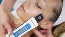 Dispone de una batería recargable y es compacto y ligero, además de presentar una eficacia extrema