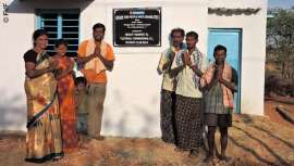 Gracias a los fondos obtenidos con la bolsa profesional solidaria Beauty Bag, hemos contribuido a la construcción de tres viviendas adaptadas en la aldea Karidasanapalli, área de Rolla, en la India