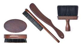 Perfect Beauty presenta siete modelos de cepillos con cerdas de jabalí 100% y muy cómodos, gracias a su mango con esculpido de colmena en madera 