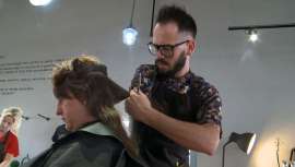 Michael Rockafellow es todo un ejemplo de tenacidad y lucha. Este estilista nació con un solo brazo, aunque ello no le ha impedido hacer realidad su vocación por la peluquería