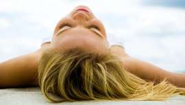 Nada mejor no sólo que peinar, sino disponer de los consejos y cosméticos que consigan recuperar la belleza de la melena de nuestras clientas a la vuelta del verano