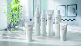 Una línea que limpia, tonifica, renueva y exfolia mientras refuerza la barrera hidolipídica