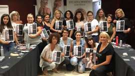La prestigiosa estilista sevillana ha dado comienzo, concretamente en la ciudad de Murcia, al nuevo cuatrimestre de su exitoso curso sobre el arte y la técnica de los siempre demandados recogidos