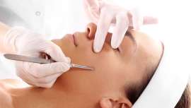 Al eliminar las capas superficiales y el vello de la piel, ésta se regenera con mayor rapidez y precisión