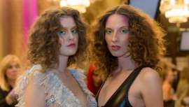 El embajador global de Moroccanoil firma los mejores estilismos de la London Fashion Week, en este caso para Kristian Aasnevik y su colección Primavera/Verano 2018. Descúbrelo paso a paso