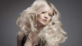 Algunos califican esta coloración permanente como una alternativa menos agresiva que la decoloración. Los tiempos y mezclas varían en función de la marca elegida. Aun así, ¿qué son y cómo aclaran el pelo?