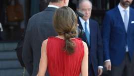 Una vez más, la Reina Letizia es protagonista por su look y peinado, en esta ocasión, durante su asistencia al 15º aniversario de Vocento. El estilista Eduardo Sánchez nos da las claves de este semirecogido que ha causado sensación