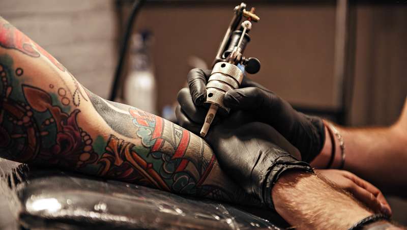 Un estudio alerta sobre los peligros de la tinta del tatuaje