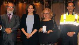 El reconocimiento lo recibió en el Ayuntamiento de Barcelona de manos de la alcaldesa Ada Colau