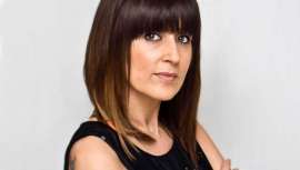 En Cabo de la Cruz, zona costera de Boiro (A Coruña, Galicia), se sitúa La Pelu, que cumple 30 años de historia. Coincidiendo con este aniversario hemos hablado con su fundadora, la estilista Amparo Fernández, nominada tres veces a los Fígaro 