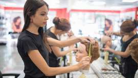Una amplísima oferta en cabezas maniquí tanto de cabello natural o sintético, para que tus formaciones sean únicas 