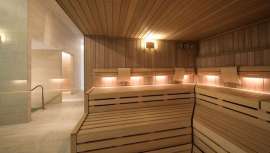 Cuenta con una decoración elegante y moderna con un mobiliario selecto y refinado