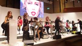 En está ocasión los temas elegidos han sido la estética Dark Girls y Los 80s Tribus Urbanas. Un alarde de color, luz e imaginación que dejaron a los asistentes realmente sorprendidos