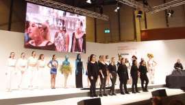 Bajo el título El Arte del Maquillaje, tanto profesores como alumnos del centro han creado una vistosa puesta en escena con elementos en maquillaje, peluquería y escenografía del todo futuristas