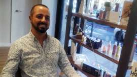 Acaba de abrir las puertas de su segundo salón, Ángel Ostáriz Sagasta, peluquería de autor. Su pasión, la moda. No en vano, Ángel convierte en arte todo aquello que toca. Así lo hace con el cabello y sus manos, creando looks de impacto y tendencia