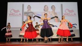 El estilista londinense presentó sus últimas colecciones, donde le da una vuelta de tuerca a los recogidos clásicos y a la popular pony tail (coleta), durante la demostración que tuvo lugar en la Sala de Actos del Palau de Congressos de Barcelona