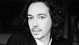 De origem cubana e residente em Nova Iorque, onde chegou ainda criança, Orlando pita passeia entre celebridades e pisa todas e as melhores passerelles do mundo, sem exceção. Assim é esta estrela da arte do cabelo