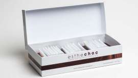 Llega Esthechoc, porque para estar guapa ya no hay que sufrir, ¡todo lo contrario! Esthechoc ha sido presentado por las doctoras Carmen Martín Marcos y Virtudes Ruiz. Nutracéutico con antaxantina entre otros poderosos componentes antiaging