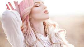 La firma avanza lo que se va a llevar en coloración, que abarca desde rosas dorados a tonos que rinden homenaje al grunge de los años 90 