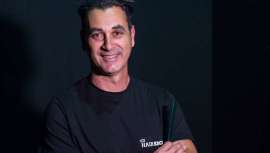 En poco tiempo, los salones Hairkrone, creados por Alfonso Martínez, han alcanzado el éxito y dan paso ahora a Hairkrone Academy. Alfonso, tres generaciones de peluqueros, demuestra que con vocación y entrega el éxito siempre es posible