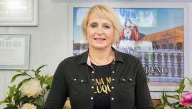 Prolífica como pocas, Encarna, 30 años de experiencia, no descansa. Vivo ejemplo de la entrega por y para la peluquería, confiesa su amor por una profesión a la que contribuye desde múltiples vertientes, siempre bajo la óptica de la belleza y moda