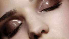 Ofrecen sombras de ojos de efecto mojado que irán muy bien para brillar durante las navidades