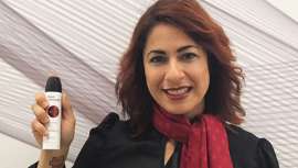 A partir de hoy, las pelirrojas y caobas también podrán olvidarse de las molestas raíces y disfrutar de un look de salón con este nuevo producto de la gama de esprays de la firma, que tiñen el cabello en segundos