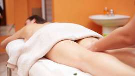 Un masaje basado en los movimientos más clásicos y básicos de esta ciencia, diseñado por la prestigiosa esteticista Carmen Montalbán para movilizar y destruir la grasa localizada y reducir esos centímetros de más, desde la primera sesión
