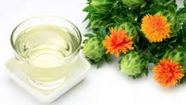 Las propiedades de este aceite son fantásticas para que la industria cosmética haga uso de él. Lo encontramos en lociones, tónicos, protectores solares, cremas antiarrugas y más