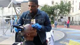 Brennon Jones es un barbero de Filadelfia (Estados Unidos) que corta el pelo gratis a gente sin hogar. Su labor altruista se ha visto reconocida y ahora dirige su propio local, llamado Phenomenom Perfection