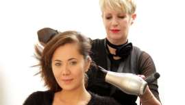 Cazcarra Image Group, expertos en peluquería, maquillaje e imagen global, nos aporta todas las claves y tips, de las pasarelas a la calle, para que tus clientas disfruten esta Navidad del recogido o no, ¡más fascinante!