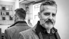 Sin abandonar en momento alguno las técnicas de la Old School, Jordi Pérez llena de color y fantasía, en Grey Fringes, el cabello del hombre. Colección rompedora de impecable factura que asienta las bases de la nueva estética masculina