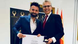 El estilista toledano acaba de recoger el galardón concedido por la Asociación Española de Profesionales de la Imagen a su labor como empresario, concretamente al frente de su salón de peluquería, referente en la Comunidad de Castilla La Mancha