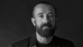 Emilio es uno de esos profesionales que llevan el arte a gala como estandarte y bandera, creadores de tendencia. Block es eso precisamente, pura moda que nace de Emilio Carrillo, estilista y personaje influyente cuyas colecciones marcan pauta