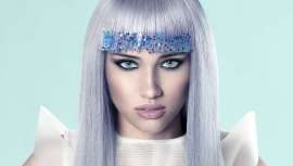 Haciendo gala de un brillo resplandeciente, y como su propio nombre indica, MoonLight Glitter revoluciona la estética y la imagen del tratamiento del cabello femenino, haciendo del make up su estandarte, bajo la rúbrica de Gonzalo Zarauza