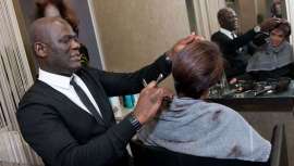 Considerado uma das personalidades mais influentes da indústria de cabeleireiro, Errol Douglas ultrapassa fronteiras e deixa fumo. Ordem do Império Britânico demonstra o que o cabelo tem de arte e cultura 