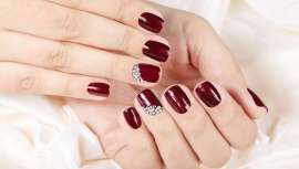 Las piedras o cristales de Swarovski han entrado con fuerza en el arte del diseño de las uñas. Hoy, cualquier manicura que se precie o quiera resaltar la belleza de las manos  necesita del Nail Strass, sus diseños y brillos para estar a la última