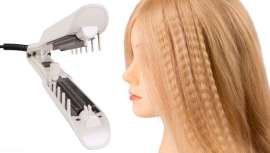 El efecto ondulado frisé o rizado regresa como tendencia de la temporada. La firma Steinhart Professional estrena un frisador de calidad profesional que permite conseguir ese look algo revival en una sola pasada