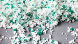 Diversos estudios establecen que alrededor de 270.000 toneladas de residuos de plástico acaban en los mares pudiendo asfixiar y contaminar a focas y peces