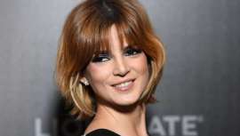 Hace semanas avanzábamos que Paula Echevarría se había apuntado al flequillo cortina que es tendencia esta temporada. Ahora, Clara Lago toma el relevo de Echevarría y estrena look, dándole protagonismo a este flequillo de moda