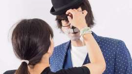 La firma colabora en esta buena causa, distribuyendo el calendario en Barcelona