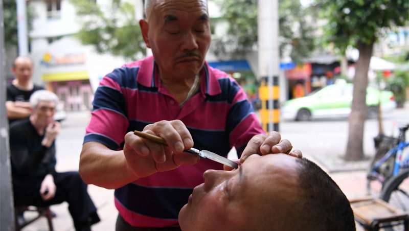 O barbear de olhos como serviço de barbearia na China