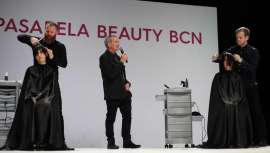 El equipo de este genio de la peluquería, ha desplegado su gran capacidad creativa y su habilidad en el manejo de todas las herramientas del salón en la pasarela catalana 