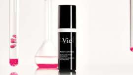 Un tratamiento revitalizante formulado para pieles sensibles, textura a medida, con fluido no graso ni pegajoso