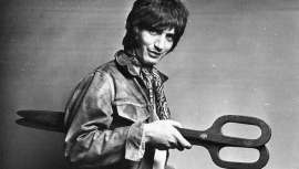 Leslie Cavendish, quien fue aprendiz de Vidal Sassoon, acaba de publicar sus memorias en el libro The Cutting Edge. A sus 70 años, el estilista asegura que cortar el pelo al cuarteto de Liverpool fue como alcanzar la cima del Everest 