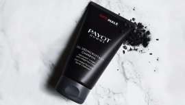 Payot lanza este limpiador con carbón vegetal y micropartículas volcánicas que elimina las impurezas y exfolia la piel masculina suavemente, liberándola también de células muertas 
