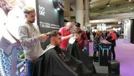 Ante cerca de medio centenar de alumnos de las escuelas de Pivot Point de Cataluña, Jesús Romero fue desgranando las técnicas en las que se basa la última colección de moda en peluquería de Pivot Point: Evocative 