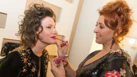 La firma de maquillaje profesional vuelve a brillar con luz propia, esta vez en la gran pantalla  y gana el premio al mejor maquillaje en los Premios Gaudí y brilla en los Goya como finalista en dos películas, Abracadabra y Pieles