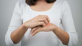 Muchos son los estudios que sitúan a la dermatitis por contacto como una de las principales enfermedades del peluquero. Su causa se debe a una combinación explosiva de factores y agentes y puede derivar incluso en incapacidad laboral